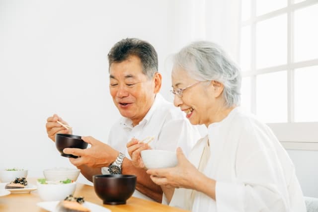 よく噛んで食事をする高齢夫婦