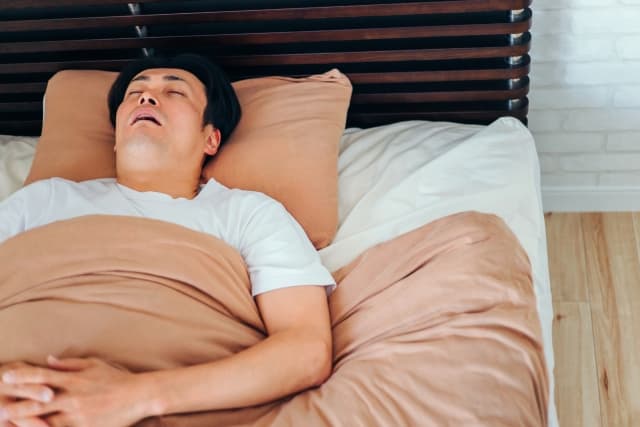 口呼吸で寝る男性