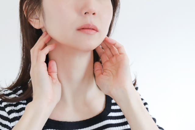 顎が疲れると感じる女性