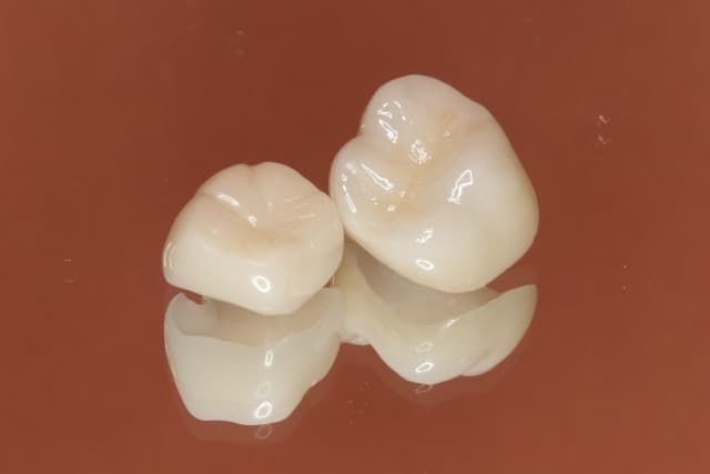 欠けた部分に使用する人口の歯