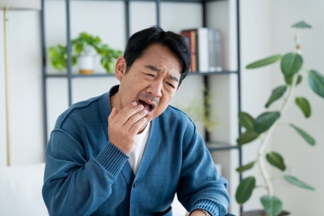 顔が歪んできたように感じる男性