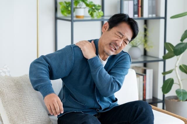 肩こりが酷い男性