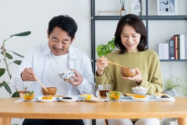 よく噛んで食事をする夫婦
