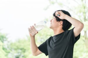 水を飲む男性