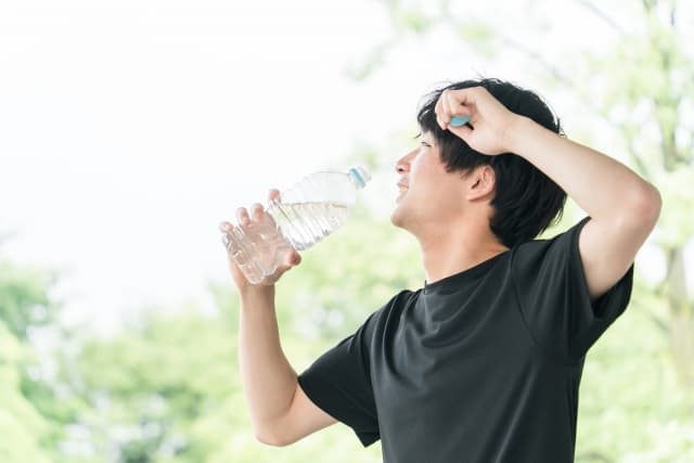 水を飲む男性