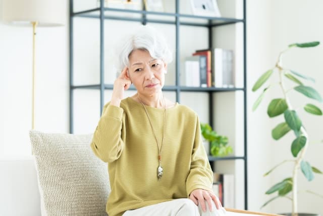 加齢を感じる高齢女性