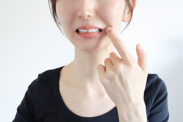 歯の根っこに虫歯ができた女性