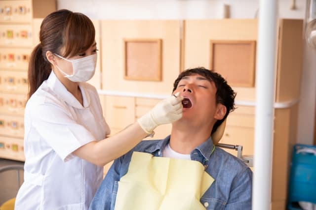 口腔乾燥の検査を受ける男性