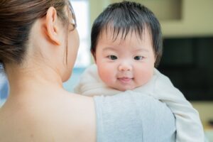 母親に抱っこされる赤ちゃん