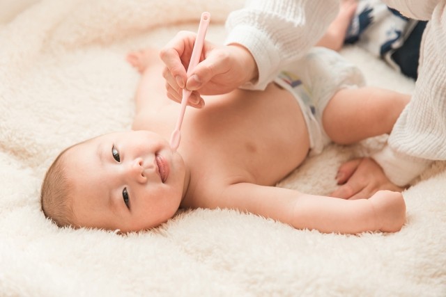 赤ちゃんの歯磨きをする様子