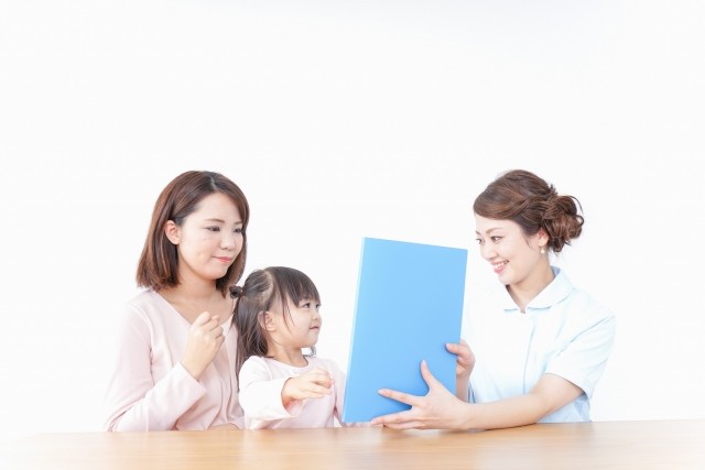 歯科医院を受診した赤ちゃんと母親