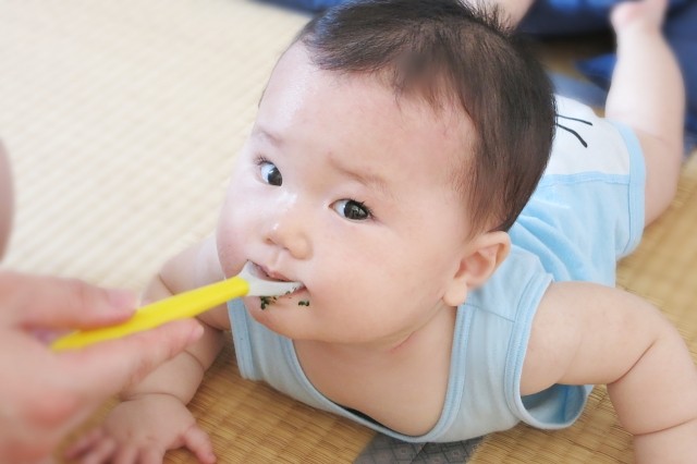 スプーンで食事する赤ちゃん