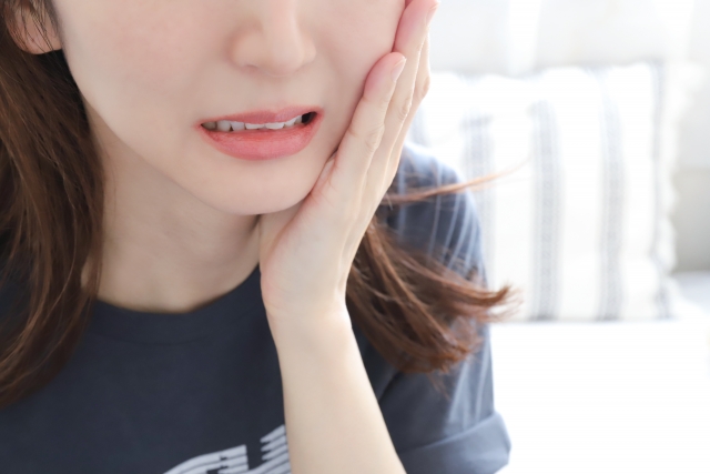 顎関節症になった女性