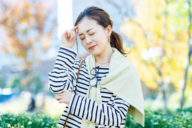 めまいを感じる女性