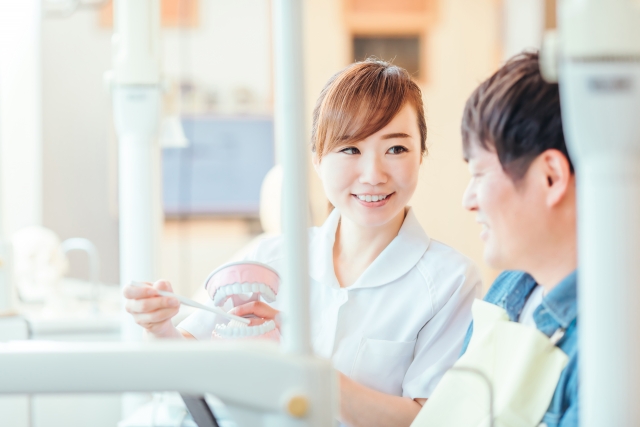 歯科医院の定期検診の様子