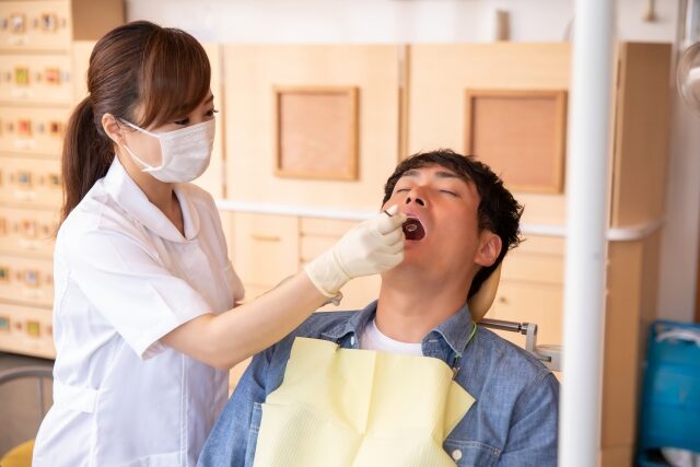 歯科医院でホワイトニングを受ける様子