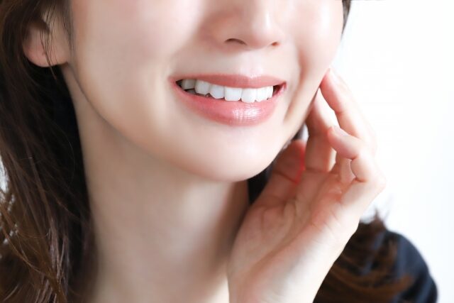 差し歯の女性
