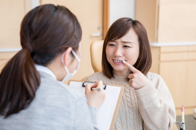 歯科医院で差し歯の相談をする女性