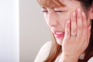 歯がしみる女性