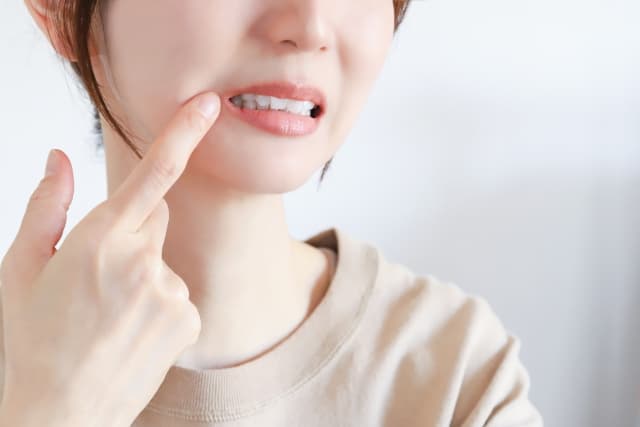 歯がしみる女性