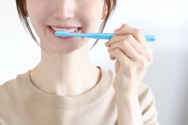 優しく歯磨きをする女性