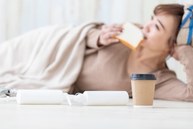 だらだら飲食をする女性