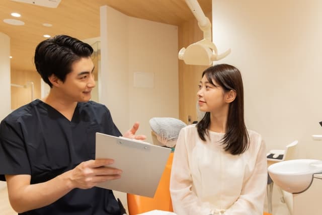 歯科医院で相談をする様子
