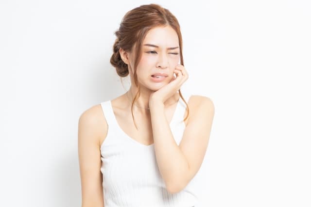 歯を痛がる女性