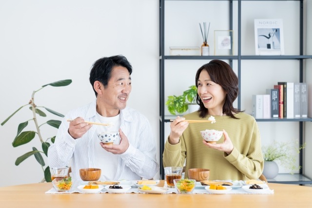 笑顔で食事を楽しむ夫婦