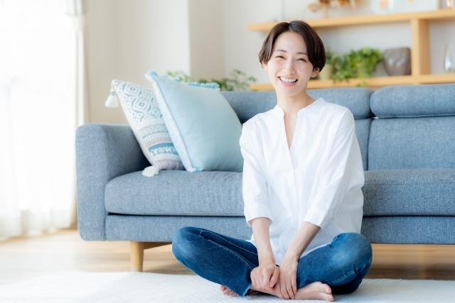 自宅で歯のケアをする女性