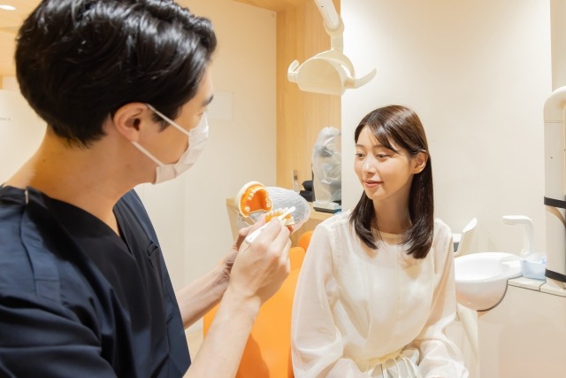 歯のメンテナンスに通う女性