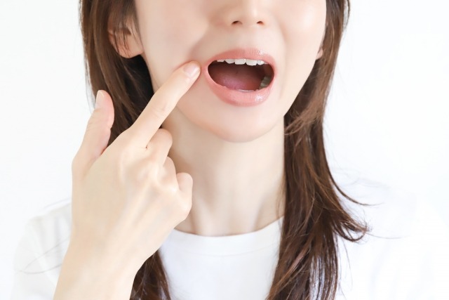 腫れた歯ぐきが気になる女性