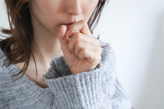 口腔内に違和感を感じる女性