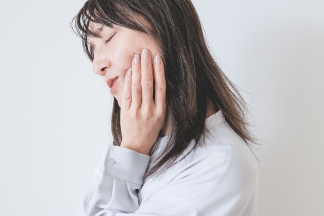 歯を痛がる女性