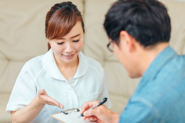 案内をする歯科衛生士