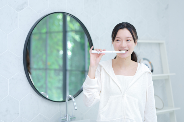 軽い力で歯磨きをする女性