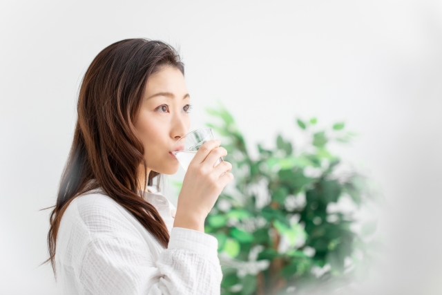 口をすすぐ様子