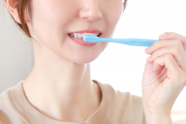 短時間で歯磨きを済ませる女性