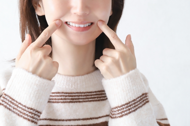 白い歯を見せる女性