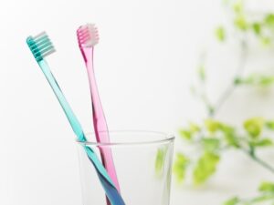 コップに入った歯ブラシ