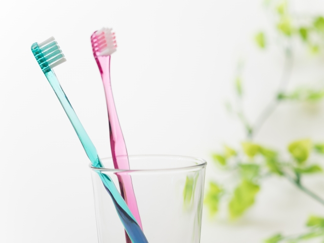 コップに入った歯ブラシ