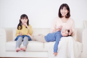 歯磨きをする親子