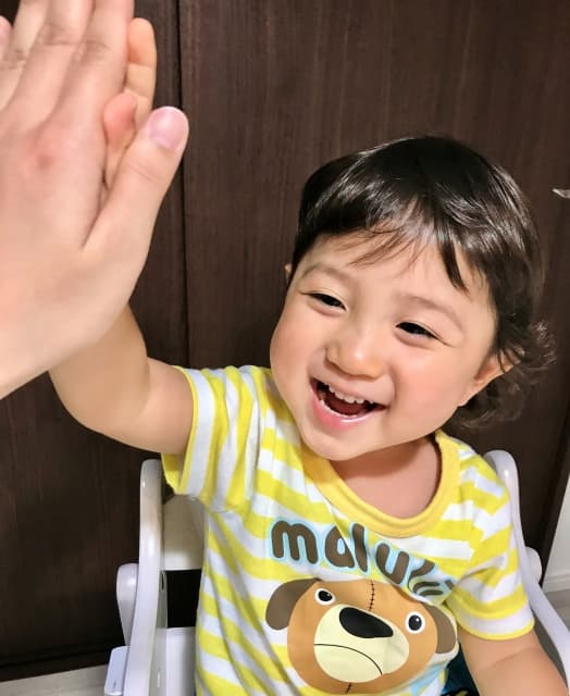 褒められて喜ぶ子供