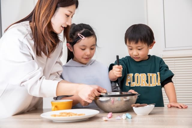お菓子作りをする親子