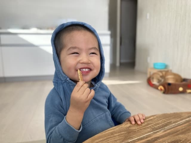 おやつを食べる男の子