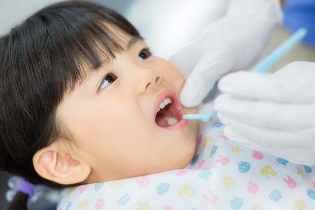 定期検診を受ける子供