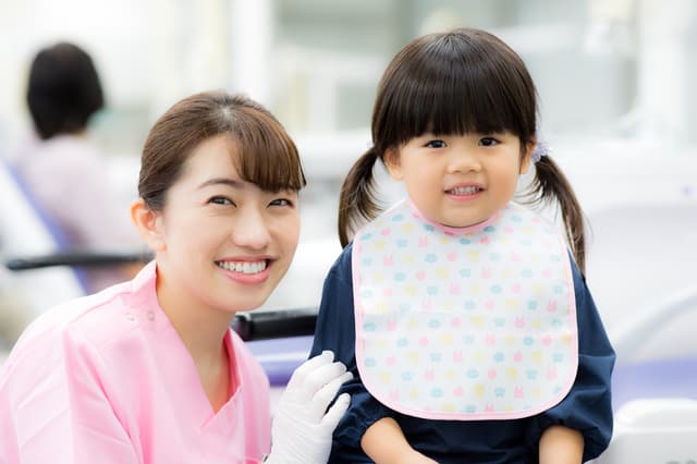 歯科医師の女性と患者の女の子