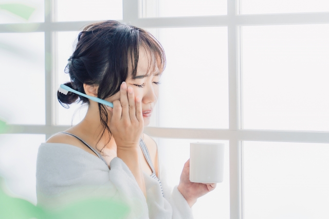 歯がしみる女性