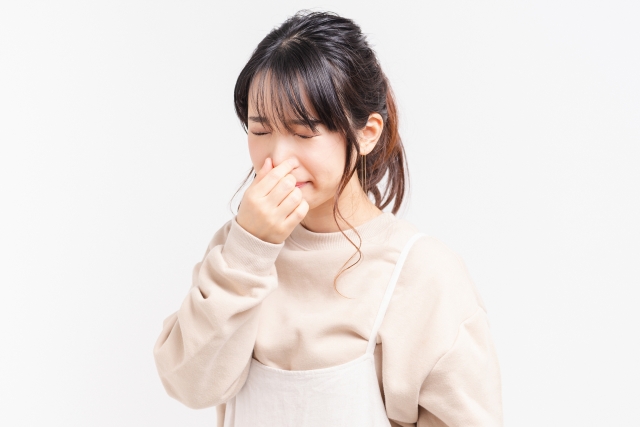 虫歯になり口臭を感じる女性
