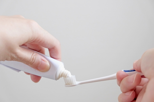 フッ素入りの歯磨き剤を使用する様子